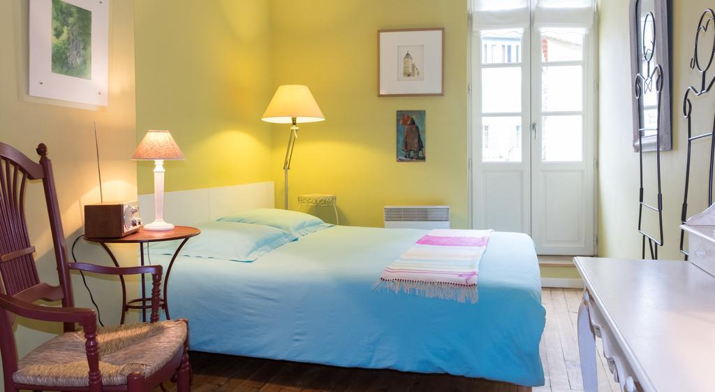 Les Petites Vosges Bed and Breakfast Bagnères-de-Bigorre Kamer foto